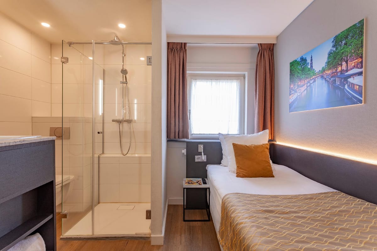 Avenue Hotel — 4