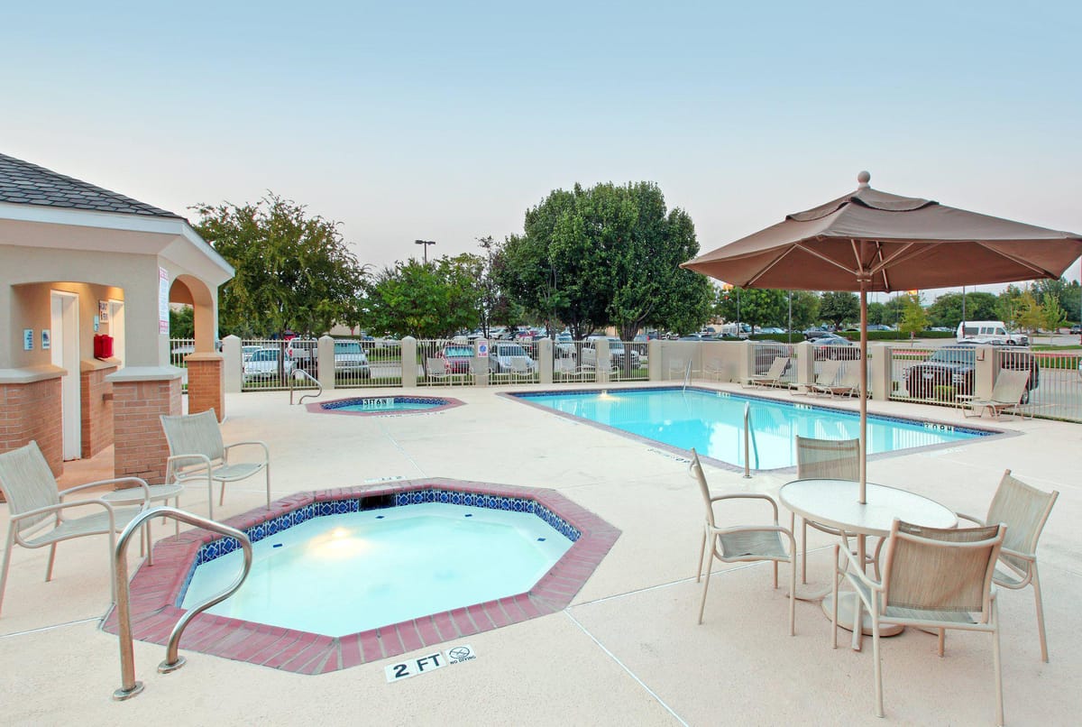 Holiday Inn Express & Suites DFW Airport - Grapevine by IHG — 3