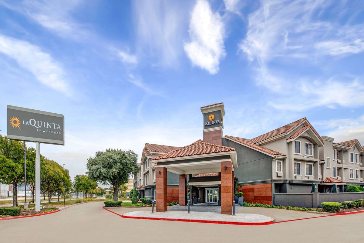La Quinta Inn & Suites by Wyndham Dallas DFW Airport North — 2