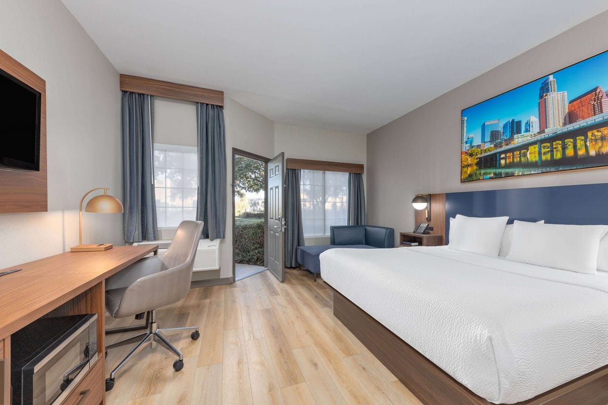 La Quinta Inn & Suites by Wyndham Dallas DFW Airport North — 3