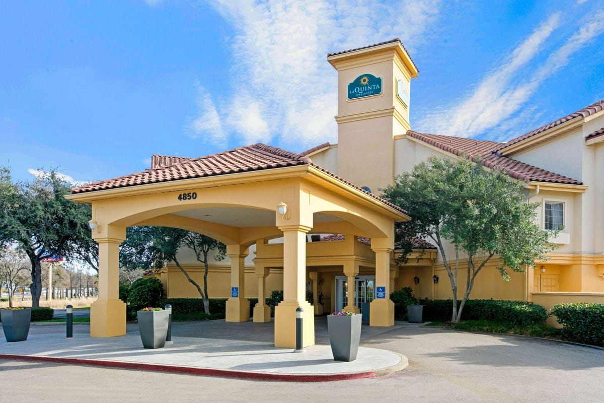 La Quinta Inn & Suites by Wyndham Dallas DFW Airport North — 4