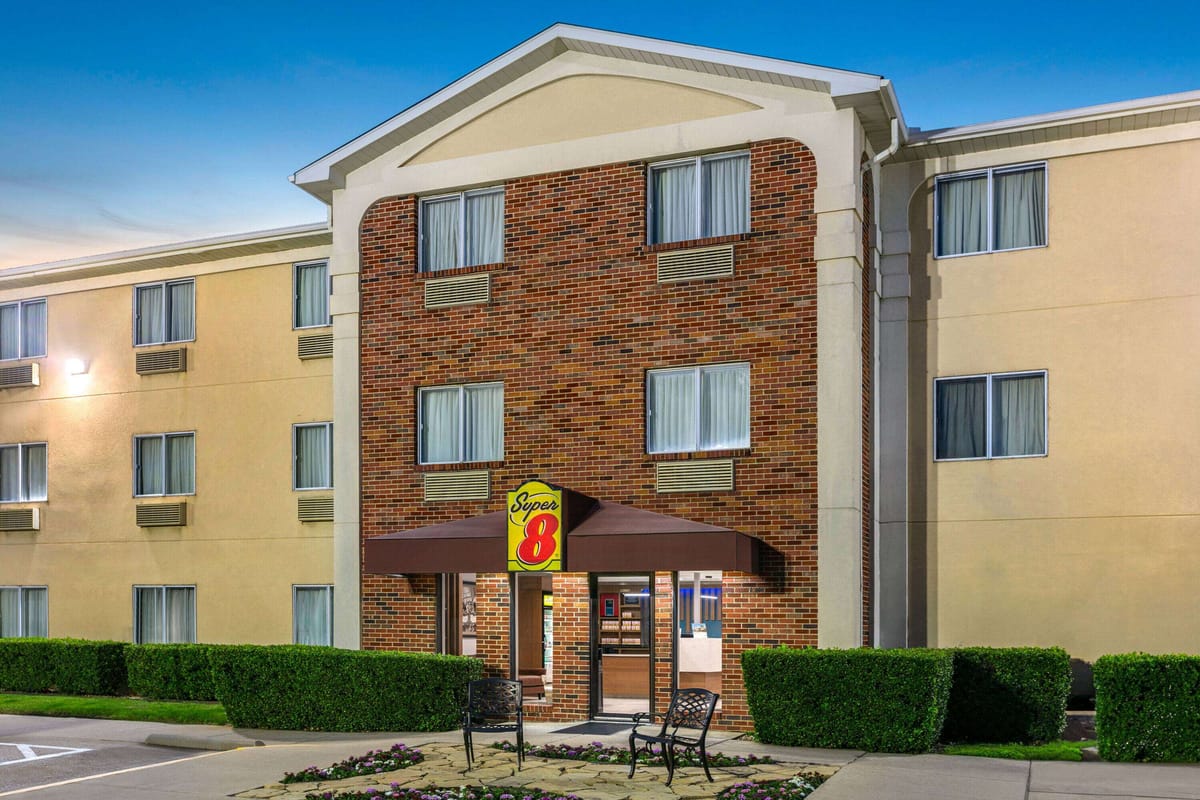 Super 8 by Wyndham Grapevine/DFW Airport Northwest — 3