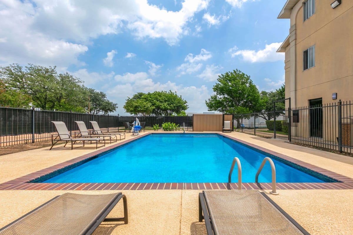 Super 8 by Wyndham Grapevine/DFW Airport Northwest — 4