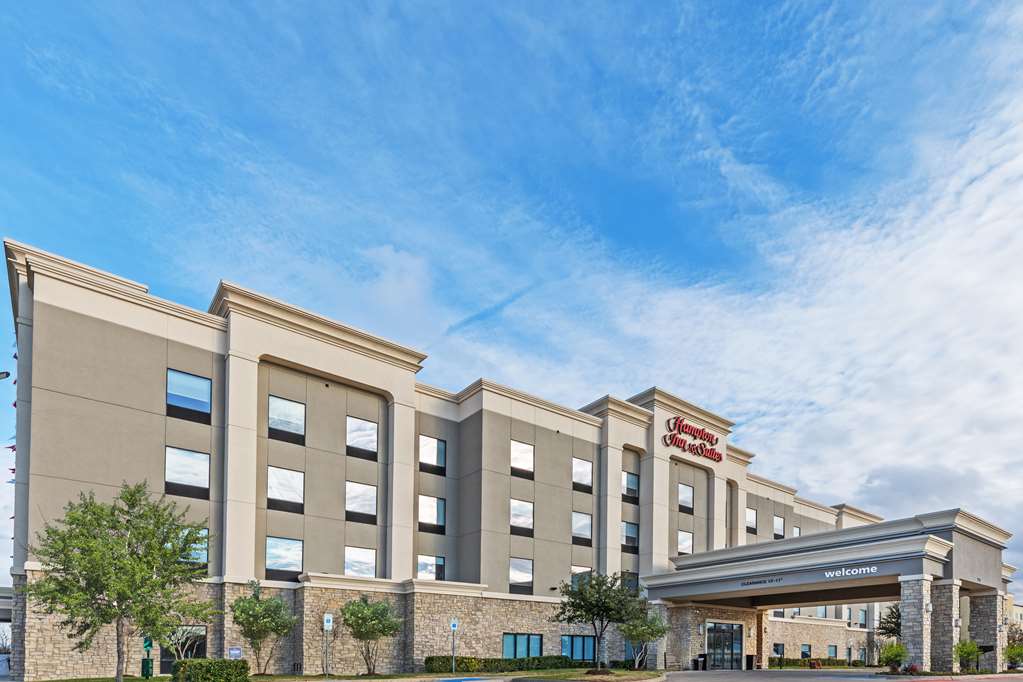 Hampton Inn & Suites Dallas I-30 Cockrell Hill — 2