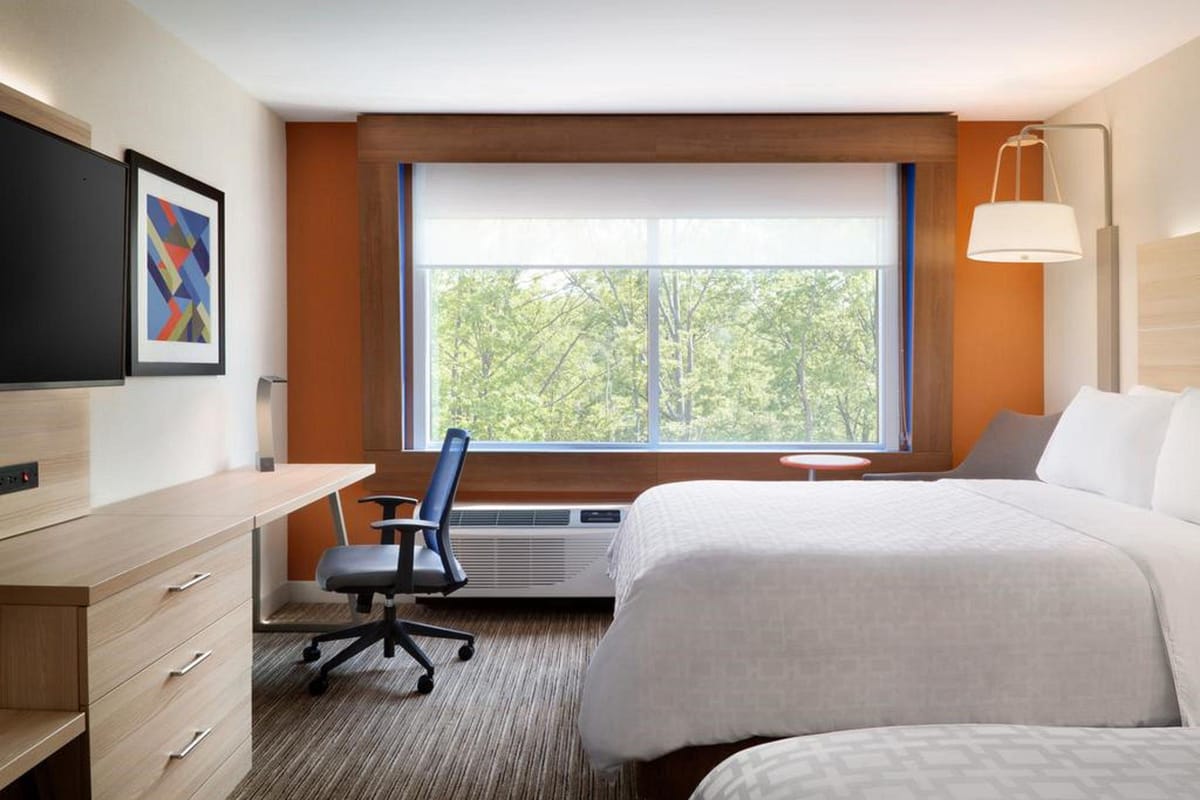 Holiday Inn Express & Suites Dallas Market Ctr - Love Field by IHG — 2