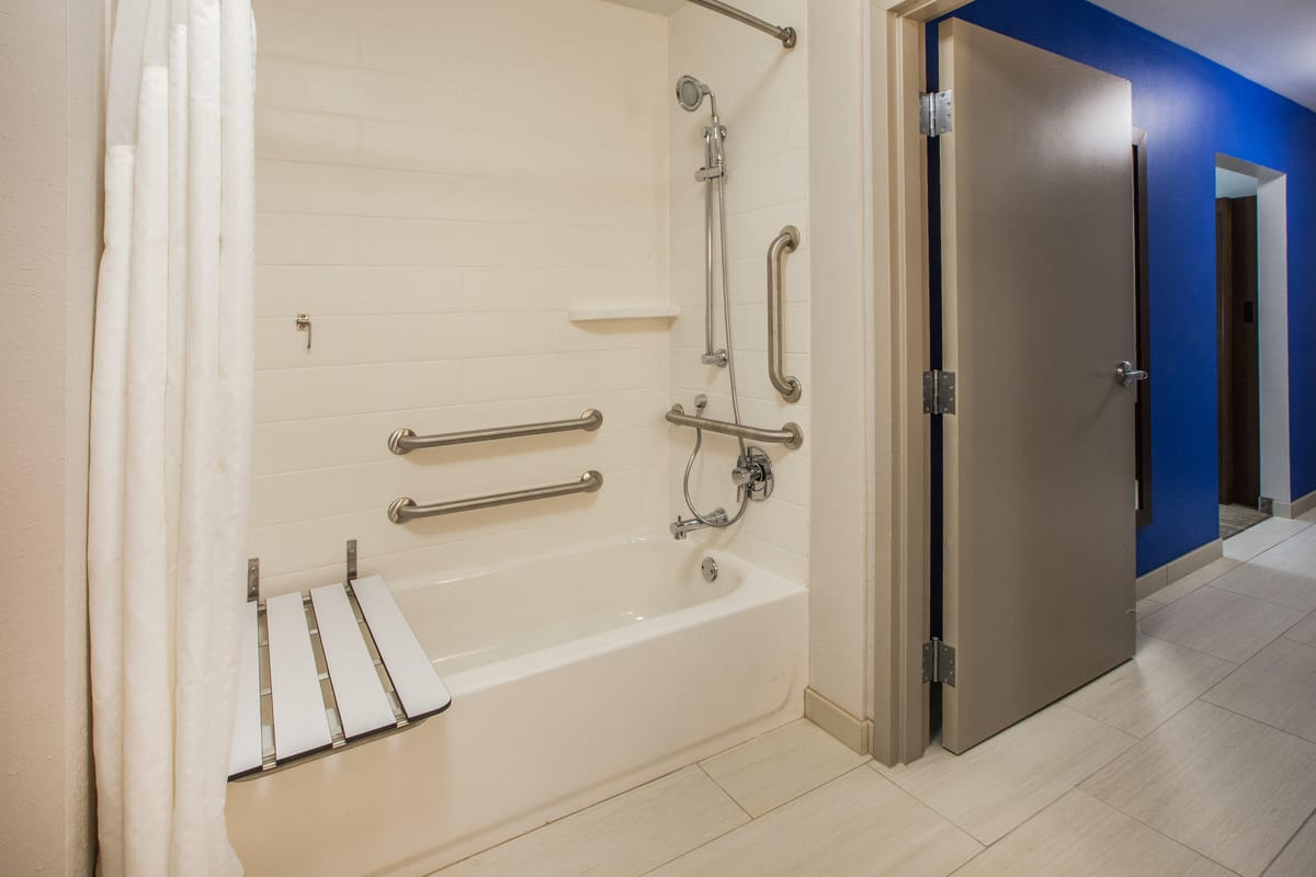 Holiday Inn Express & Suites Dallas Market Ctr - Love Field by IHG — 5