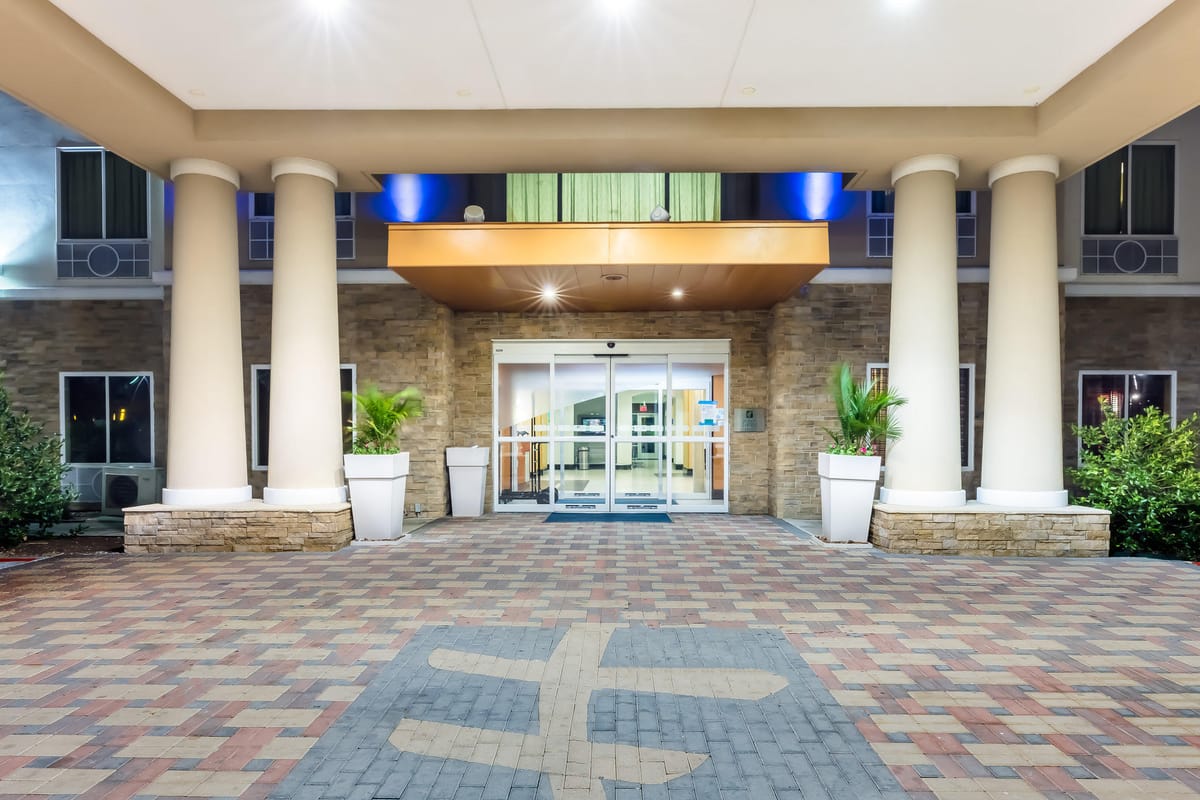Holiday Inn Express & Suites Dallas W - I-30 Cockrell Hill by IHG — 1