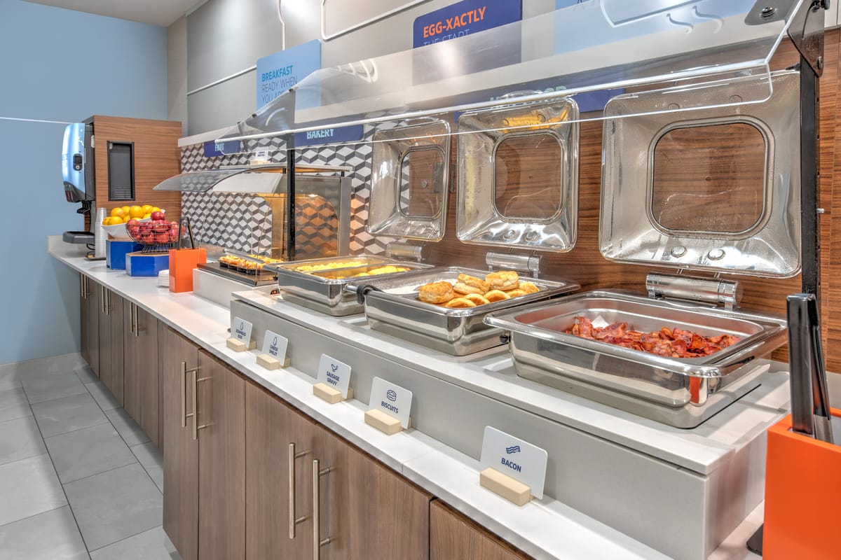 Holiday Inn Express & Suites Dallas W - I-30 Cockrell Hill by IHG — 3