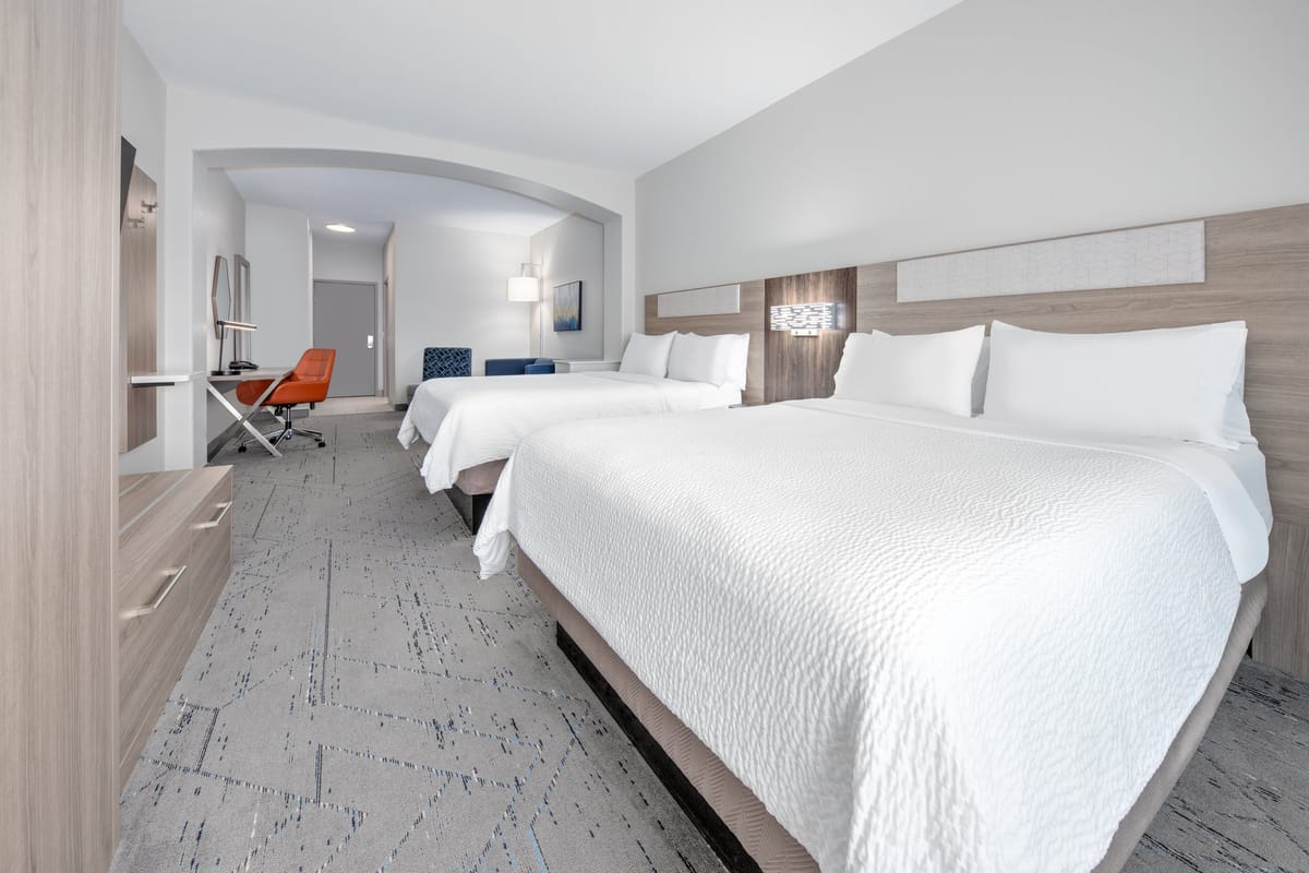 Holiday Inn Express & Suites Dallas W - I-30 Cockrell Hill by IHG — 4