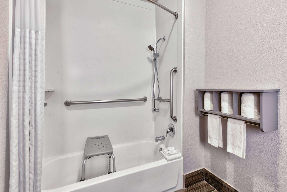 La Quinta Inn & Suites by Wyndham Dallas - Las Colinas — 2