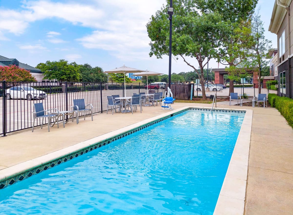 La Quinta Inn & Suites by Wyndham Dallas - Las Colinas — 4