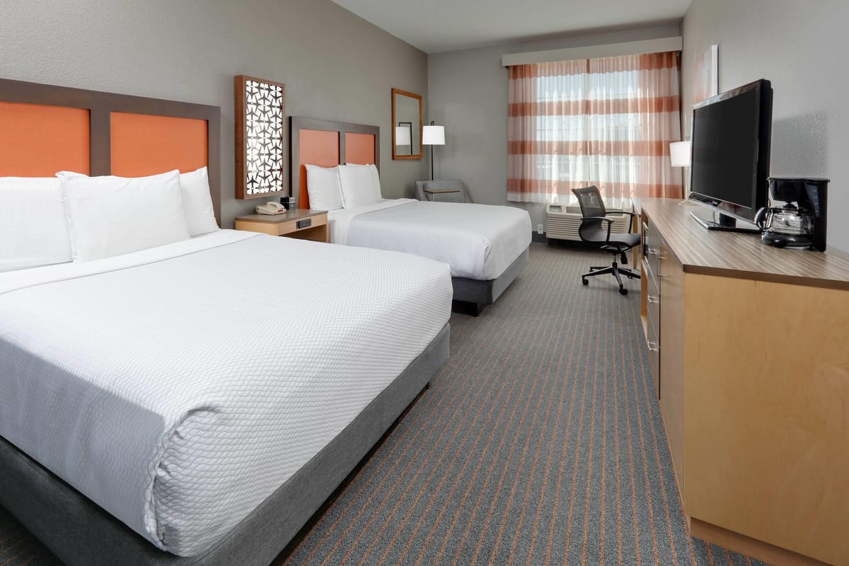 La Quinta Inn & Suites by Wyndham Dallas Love Field — 1
