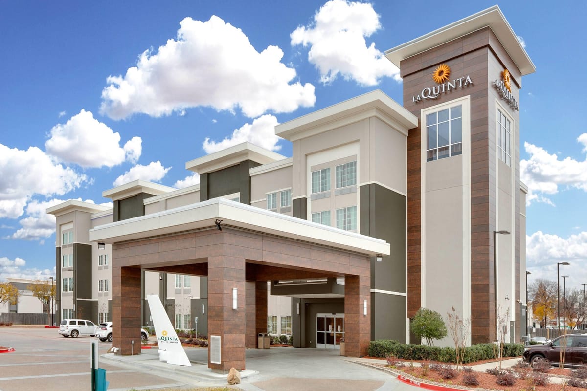 La Quinta Inn & Suites by Wyndham Dallas Love Field — 2