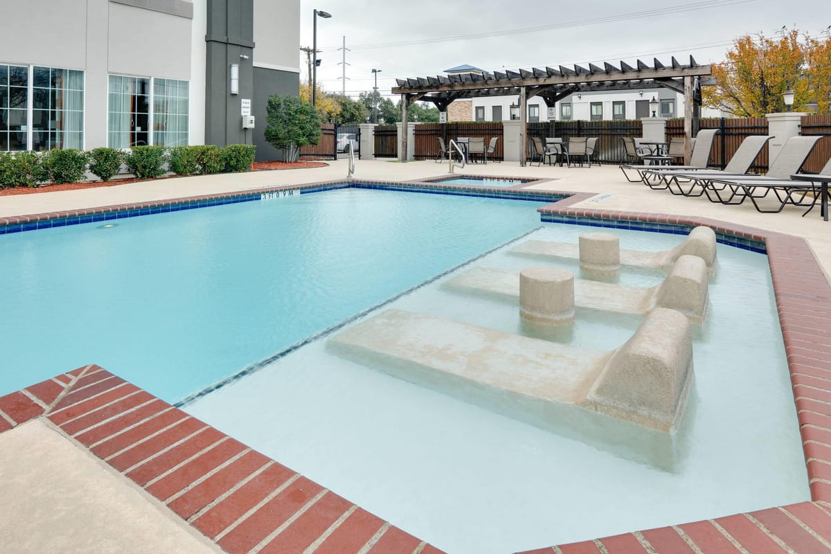 La Quinta Inn & Suites by Wyndham Dallas Love Field — 3