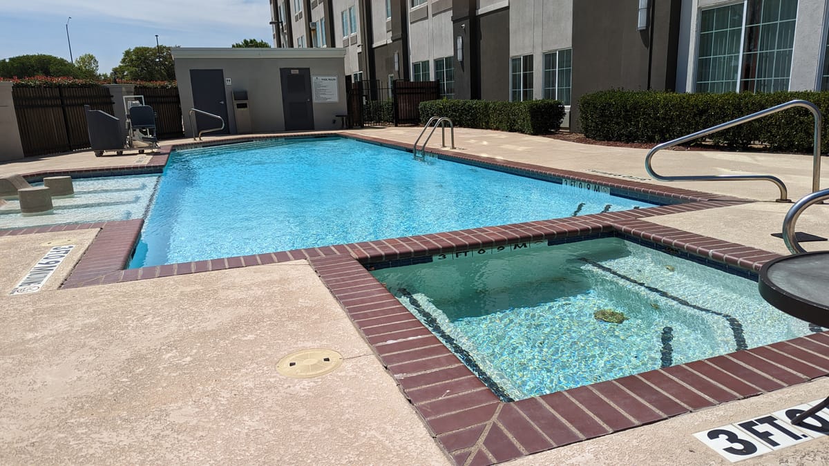La Quinta Inn & Suites by Wyndham Dallas Love Field — 4