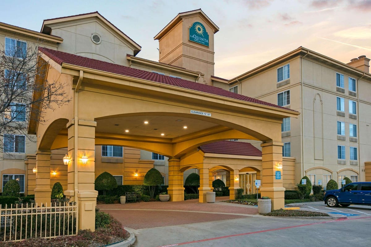 La Quinta Inn & Suites by Wyndham DFW Airport South / Irving — 1