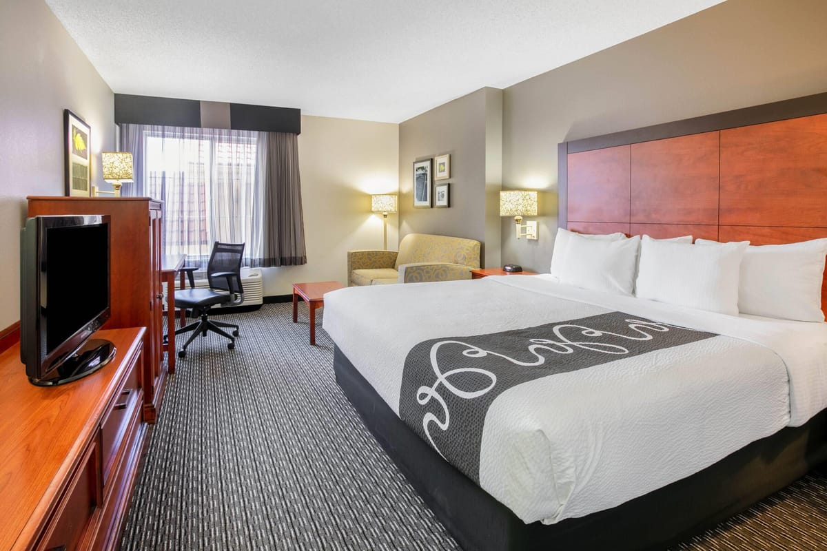 La Quinta Inn & Suites by Wyndham DFW Airport South / Irving — 4