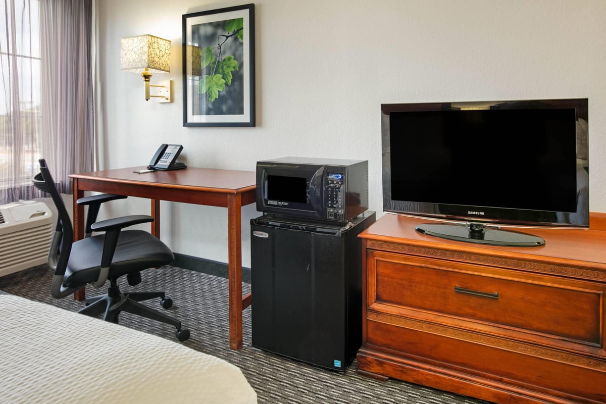 La Quinta Inn & Suites by Wyndham DFW Airport South / Irving — 5