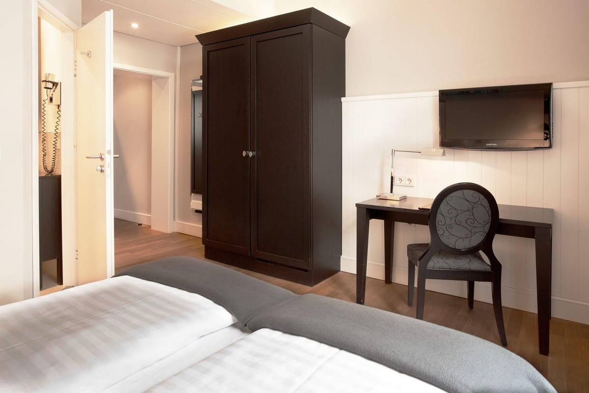 Victoria Hotel — 4