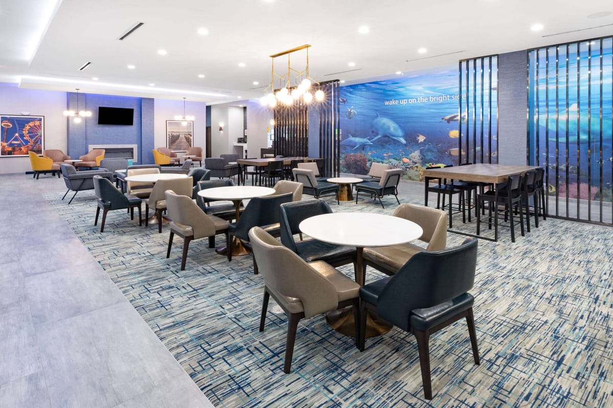 La Quinta Inn & Suites by Wyndham Galveston North at I-45 — 3