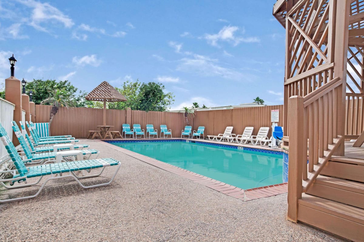 Red Roof PLUS+ Galveston - Beachfront — 2