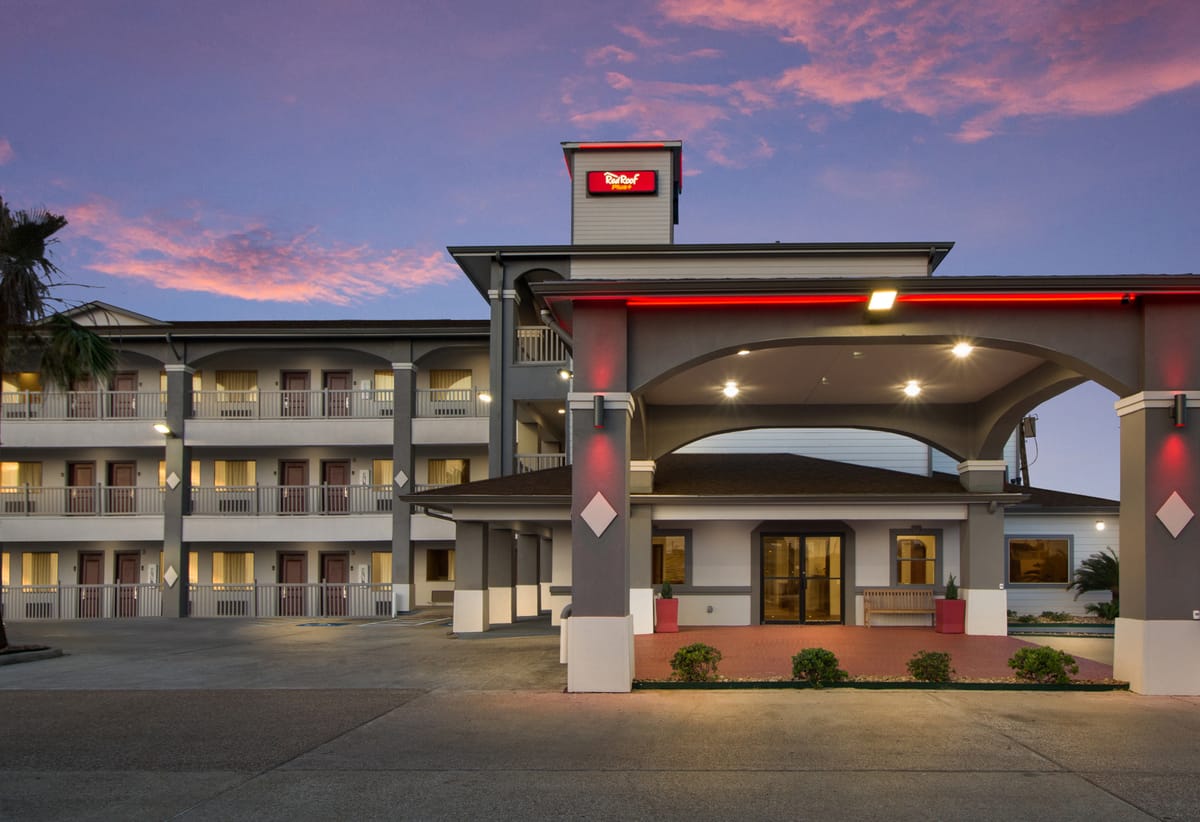 Red Roof PLUS+ Galveston - Beachfront — 3