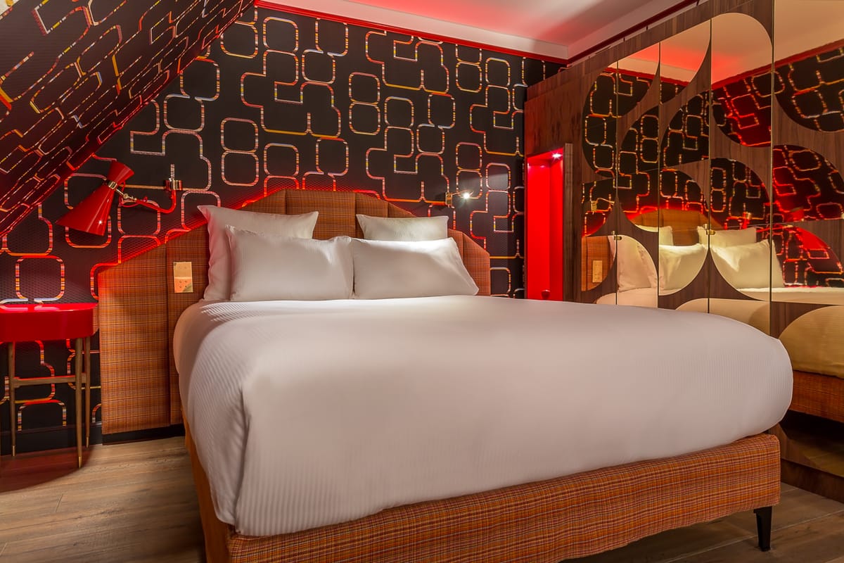 Idol Hotel — 1