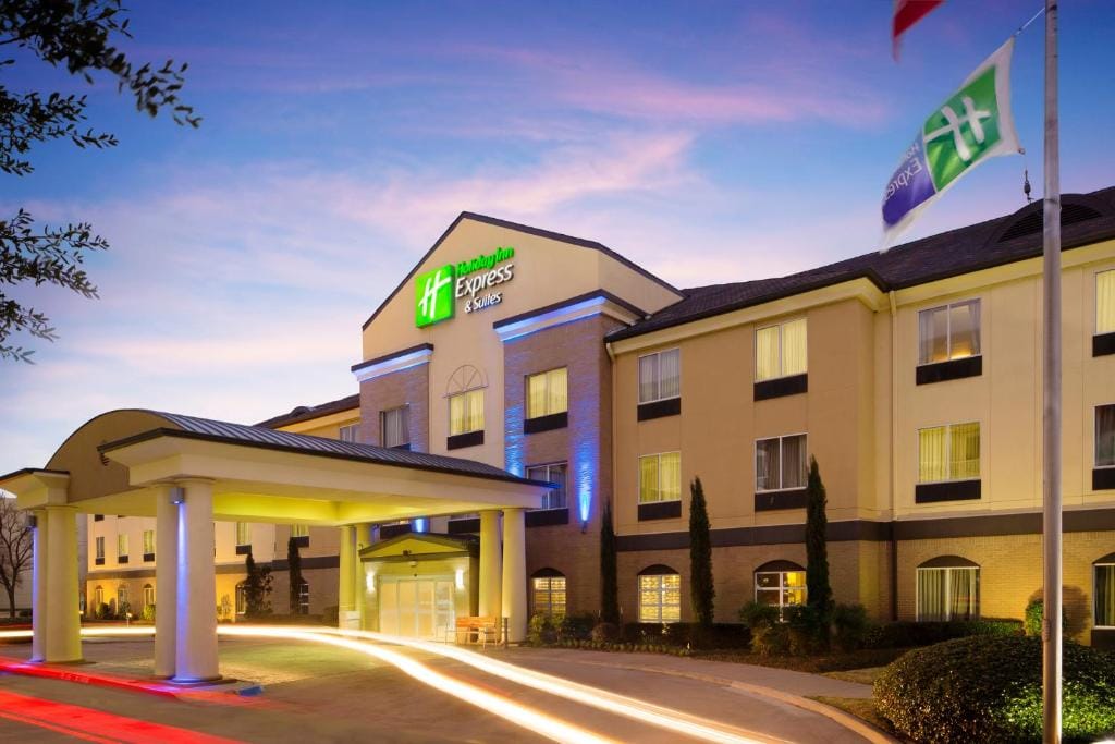 Holiday Inn Express Hotel and Suites DFW-Grapevine by IHG — 1
