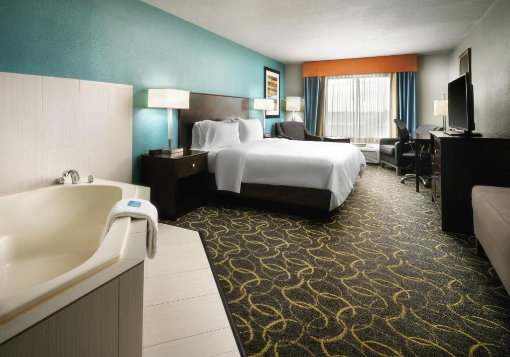 Holiday Inn Express Hotel and Suites DFW-Grapevine by IHG — 2