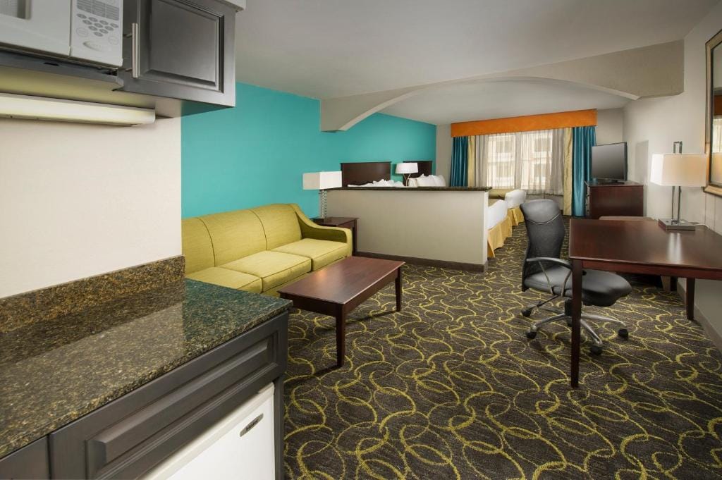 Holiday Inn Express Hotel and Suites DFW-Grapevine by IHG — 5