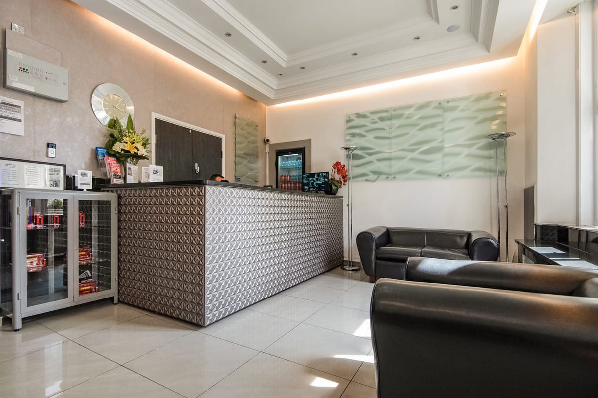 Huttons Hotel — 2