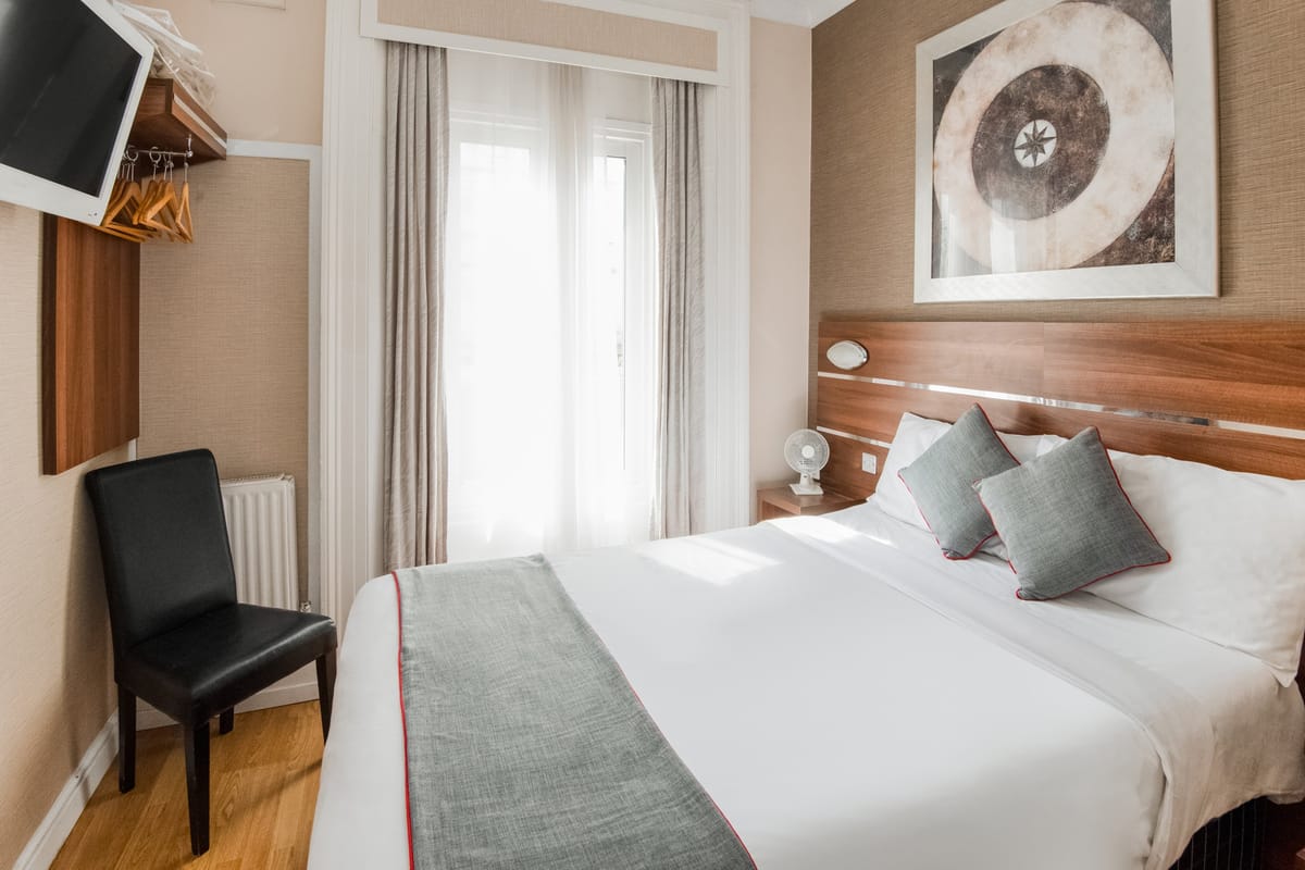 Huttons Hotel — 3