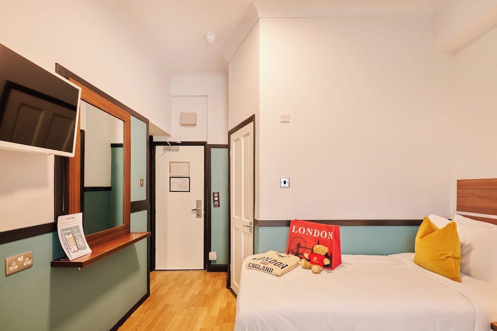 Huttons Hotel — 4