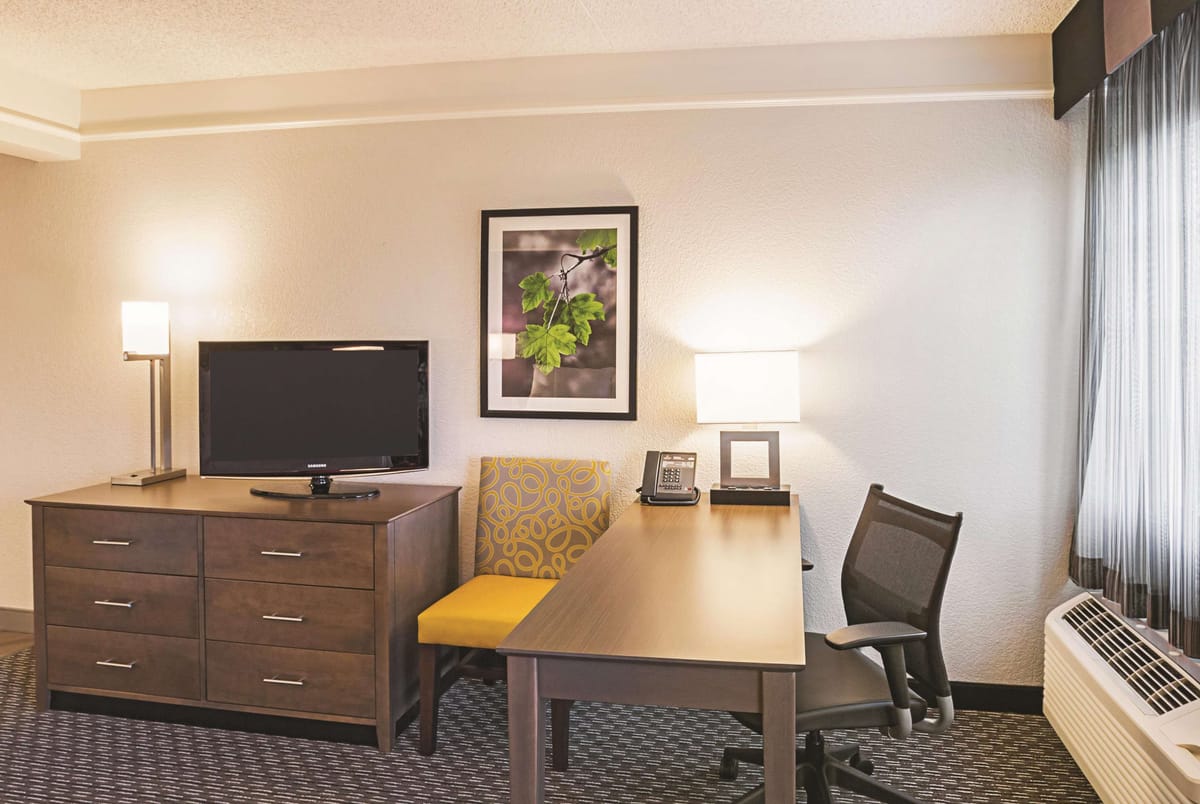 La Quinta Inn & Suites by Wyndham Fort Worth North — 4