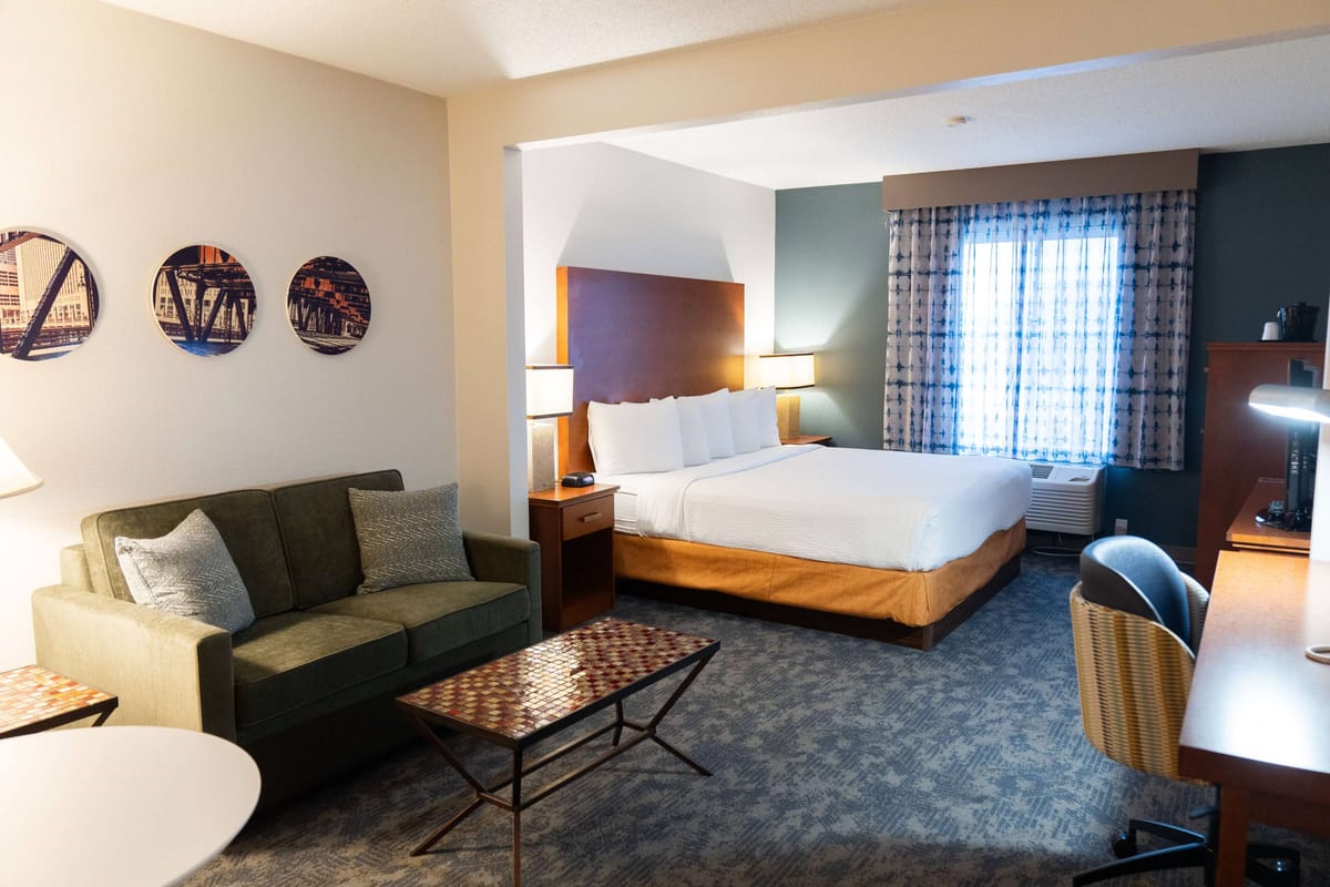 La Quinta Inn & Suites by Wyndham Bannockburn-Deerfield — 1